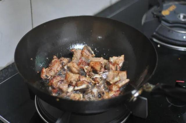 怎样用砂锅红烧排骨好吃，砂锅红烧排骨