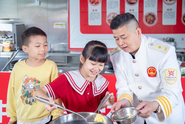 新东方烹饪学校厨师第一堂课，湖北新东方请来10名国家级烹饪大师授课