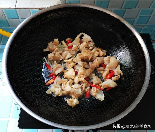 洋葱炒什么好吃，洋葱炒什么既好看又好吃（土豆别再做老一套了）