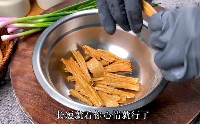 五花肉焖腐竹家常做法，腐竹焖五花肉肉香肥而不腻