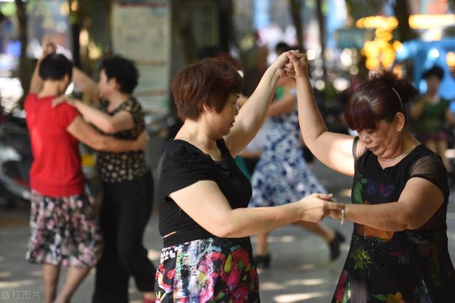 退休老人晚年怎么过，三位老人告诉你