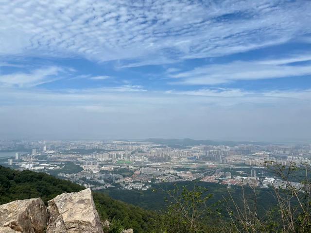 紫金山爬山最佳路线图夜爬，爬山人员小到三四岁的