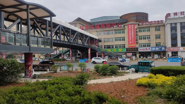 盘锦向海大道与商贸北街交叉路口，盘锦市向海大道