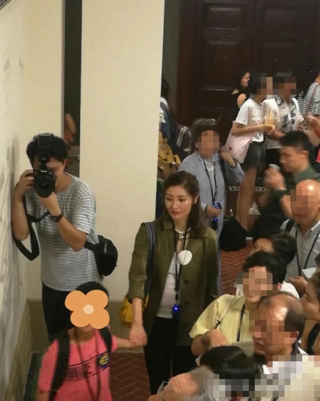 李嘉欣病愈出院素颜出镜，李嘉欣出院后被偶遇