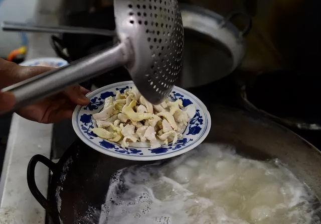 介绍一种特色美食北京烤鸭，北京烤鸭太好吃了