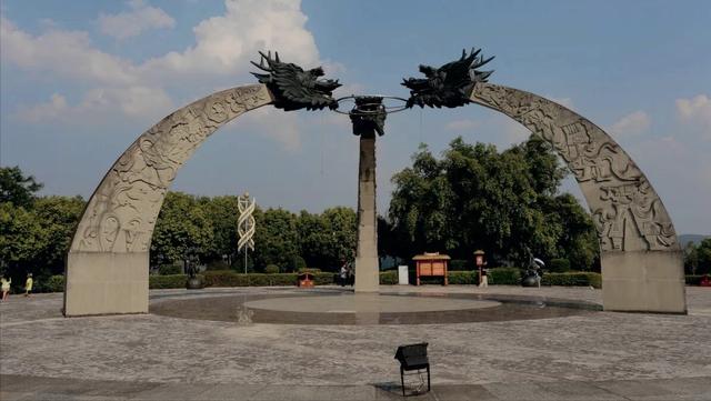 北回归线标志园，昆明墨江北回归线标志园（游客排队喝井水：就会生双胞胎）