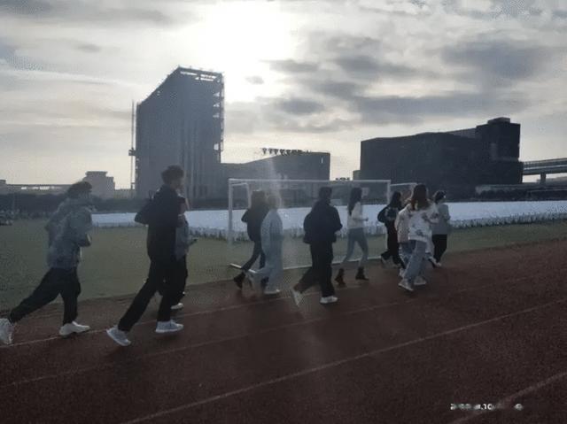 晨跑与夜跑哪种好处多，晨跑和夜跑哪个时间好