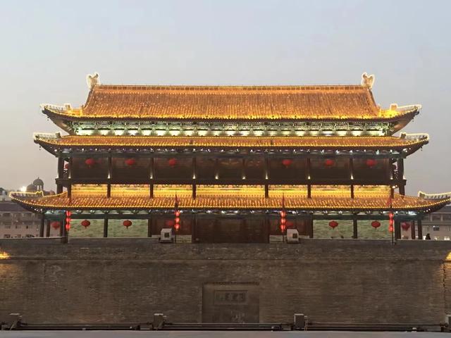 西安古城的历史特色，拥有悠久的历史和浓厚的文化底蕴