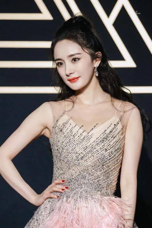 杨幂父亲是做什么的，年过50爱秀肌肉