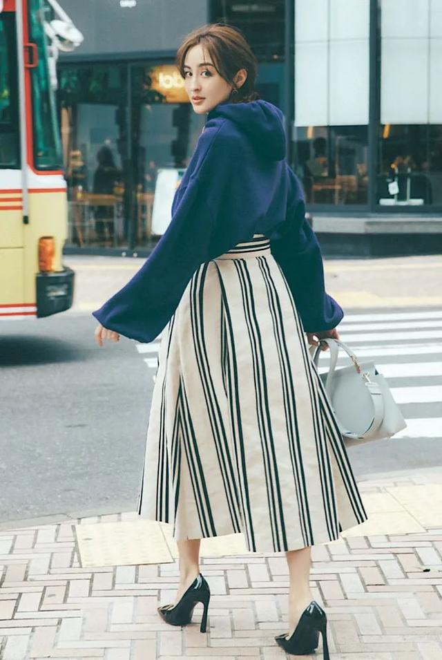 卫衣半裙早秋混搭时髦有女人味，卫衣＋半裙＝时髦又有女人味的早秋穿搭