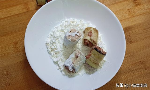 脆皮茄子卷的做法，裹上一层熬好的热汁