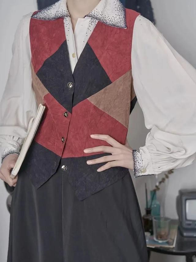 34岁杨幂近照显疲态，次次艳压00后小花