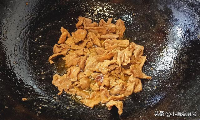 青椒炒豆芽做法教程，1把豆芽和猪肉这样简单一炒