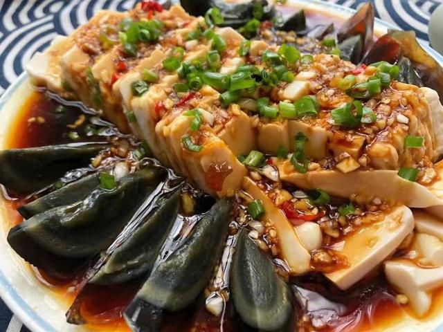 皮蛋豆腐凉拌的做法，皮蛋豆腐凉拌正宗的做法（一道清爽的家常凉拌菜）