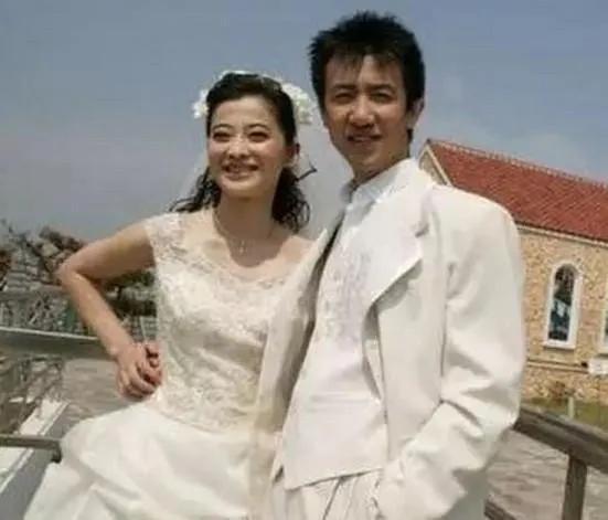 44岁的梅婷现状，44岁梅婷不惧年龄秀香肩