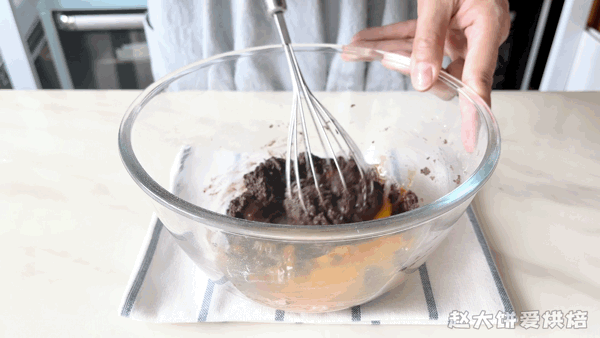 制作最简单的蛋糕爆浆蛋糕，杯子蛋糕里加点料就成了爆浆蛋糕