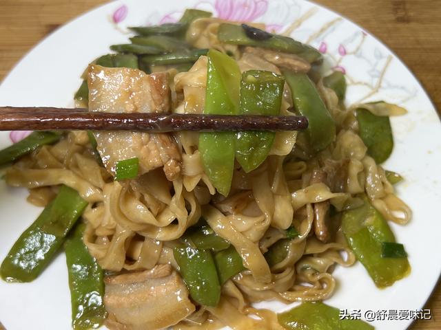 豆角焖面的最佳做法，五花肉香而不腻