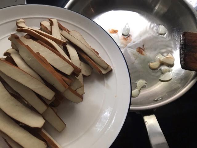 芹菜炒豆腐干的家常炒法，厨师长教你做芹菜炒豆腐干