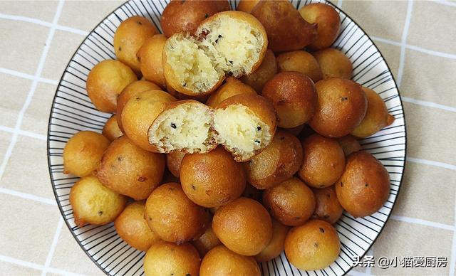 奶香鸡蛋饼这样制作超级好吃，奶香松软可口的牛奶鸡蛋饼