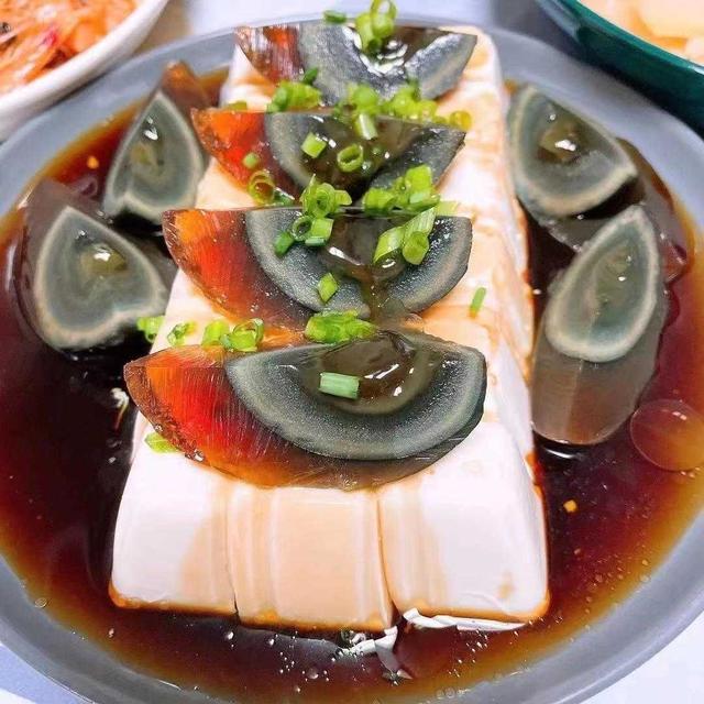 皮蛋豆腐凉拌的做法，皮蛋豆腐凉拌正宗的做法（一道清爽的家常凉拌菜）