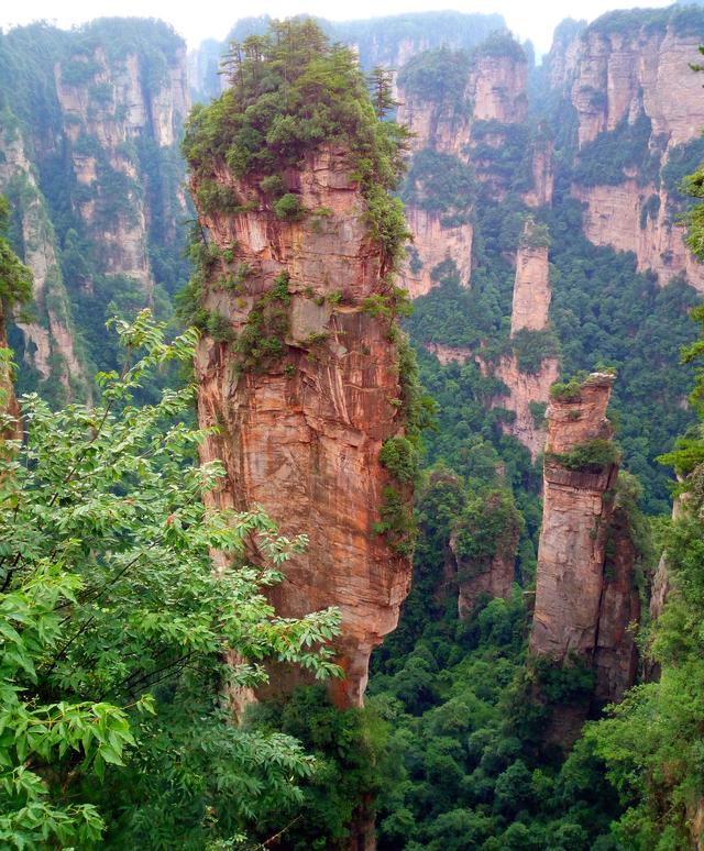 得天独厚的庐山风景，白云伴晚霞 街火点苍穹