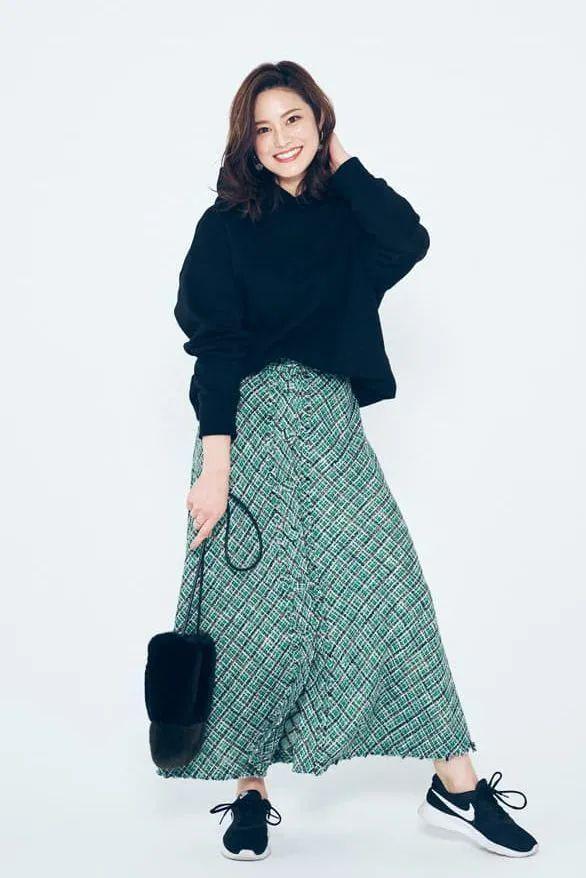 卫衣半裙早秋混搭时髦有女人味，卫衣＋半裙＝时髦又有女人味的早秋穿搭