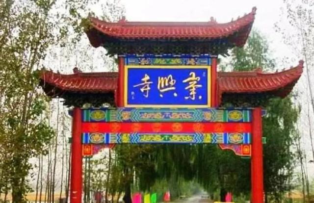 盘锦向海大道与商贸北街交叉路口，盘锦市向海大道
