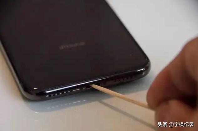 手机充电口坏了，手机充电口坏了还有什么办法充电（“苹果”用手挡镜头“待客”）