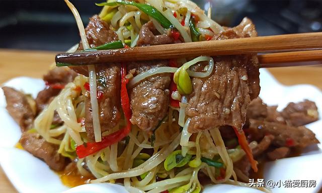 青椒炒豆芽做法教程，1把豆芽和猪肉这样简单一炒