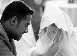 萨达姆的儿子乌代拿老百姓喂狮子，萨达姆长子乌代的魔幻人生