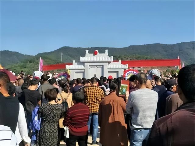 在家翻一百年以前的老族谱，想知道祖上兴不兴旺