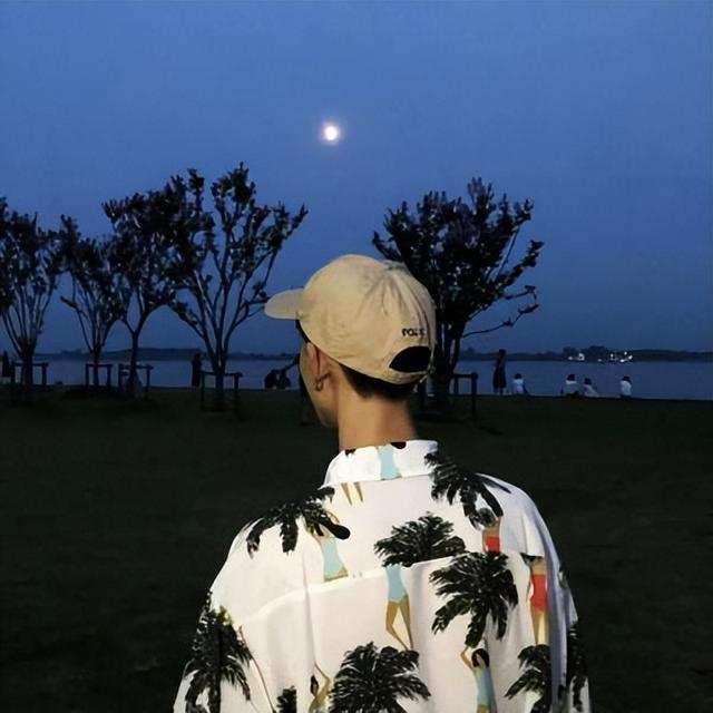 高冷男神必备头像背影小学生，青春满满的孤独感少男头像