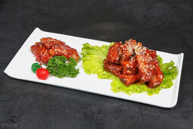 上海最受欢迎的美食，酒酿糟鸡、羌饼、爆鱼……吃着吃着爷叔“金句”频出