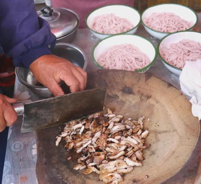 云南十八怪美食，云南最难忘的十道美食（云南十八怪之牛奶做成片片卖）