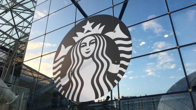 星巴克现任CEO，星巴克首位空降CEO