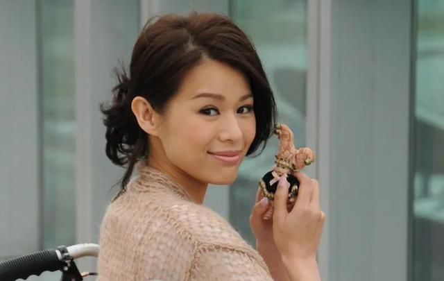 胡杏儿年轻时的颜值巅峰，从胖妹到性感辣妈