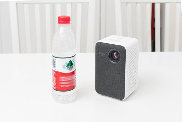小米投影仪mini，装进背包里的移动影院