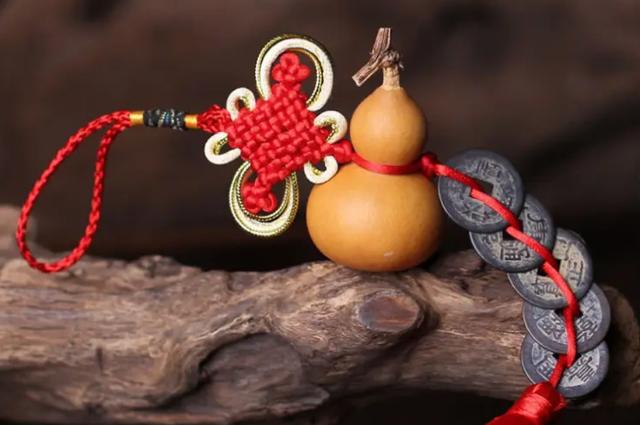 过山峰入屋意味着什么，枕下放三物进财不寻路