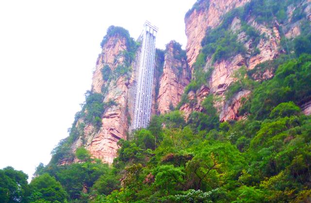 得天独厚的庐山风景，白云伴晚霞 街火点苍穹