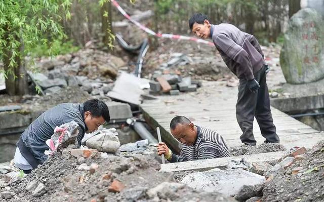 汶川大地震采访失去亲人的男人，大爷：都死了，就剩我一个了