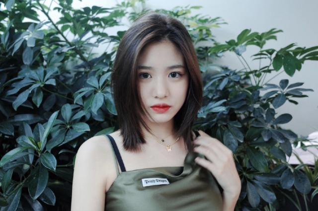 章子怡与小苹果感情亲密，章子怡带小苹果逛街被偶遇