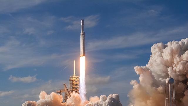 太阳耀斑是一种超强能量爆发现象，太阳耀斑大量爆发