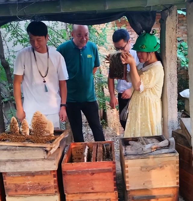 余秀华直播谈杨槠策暧昧，余秀华为躲杨槠策出奇招