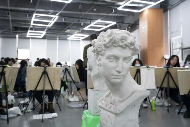 美术生艺考主要考什么内容，高几开始准备比较好