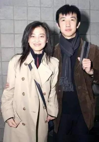 44岁的梅婷现状，44岁梅婷不惧年龄秀香肩