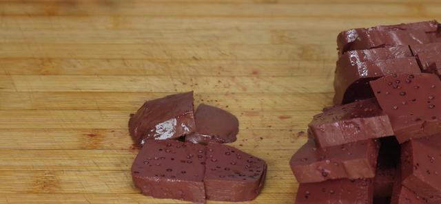 猪血怎么炒才嫩又烂，出锅又香又嫩还不腥