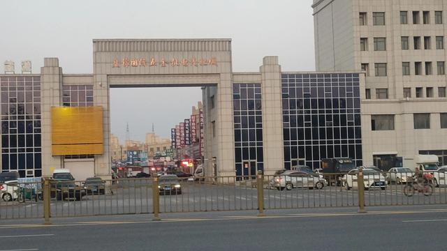 盘锦向海大道与商贸北街交叉路口，盘锦市向海大道