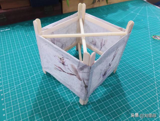 小朋友用气球做一个灯笼，小朋友做了一个氛围感满满的礼物