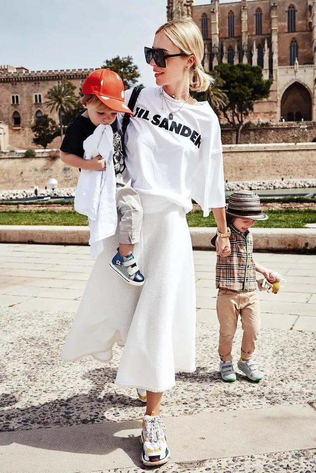 卫衣半裙早秋混搭时髦有女人味，卫衣＋半裙＝时髦又有女人味的早秋穿搭