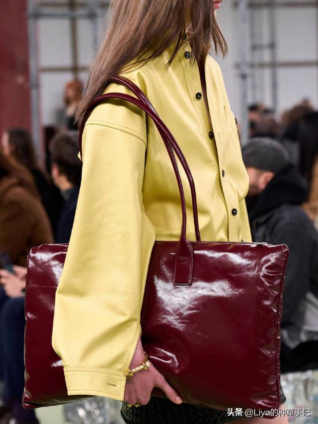 今年流行大包包，今夏最时髦的大包包都在这